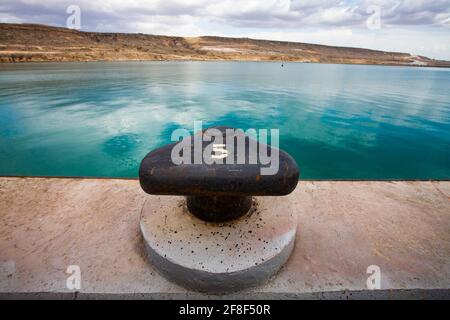 Nahaufnahme des Pollers. Seehafen Bautino, Verladeterminal (Tankstelle) für Öltankschiffe. Kaspisches Meer, Kasachstan. Stockfoto