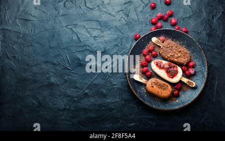 Eis auf Stöcken mit Schokolade.Schokoladenüberzogene Eis mit Cherry Jam.Platz für Text Stockfoto