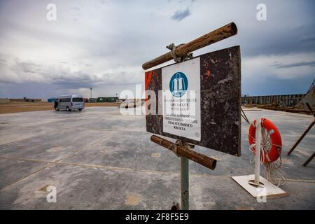 Aktau, Kasachstan - 19. Mai 2012: Hafen und Verladeterminal. Warnplakat mit Sicherheitsregeln. Rettungsring rechts. Stockfoto