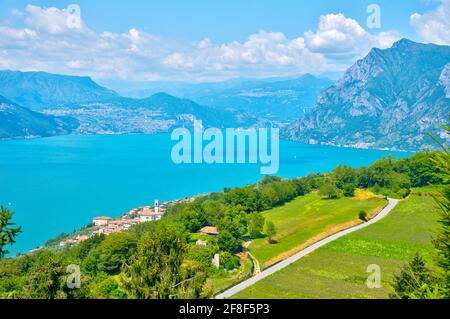 Luftaufnahme von Iseo See und Siviano Dorf von Monte Isola in Italien Stockfoto