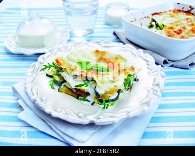 Lasagne mit Stracchino-Käse und Rucola Stockfoto