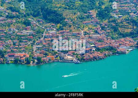 Luftaufnahme von Sulzano vom Monte Isola in Italien Stockfoto