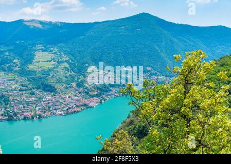 Luftaufnahme von Sulzano vom Monte Isola in Italien Stockfoto