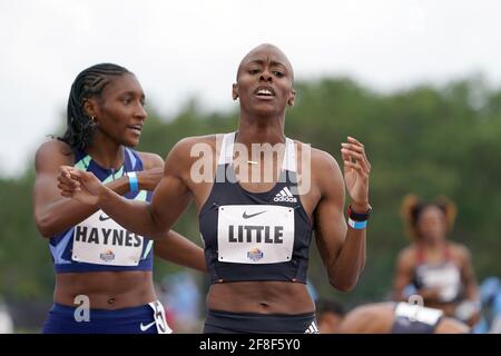 Shamier Little (USA), rechts, reagiert, nachdem er Quanera Hayes (USA) besiegt hatte, um die 400-Meter-Niederlage der Frauen, 49.91 bis 49.92, während des Miramar Invitational, Satu, zu gewinnen Stockfoto