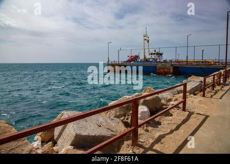 Aktau, Kasachstan - Mai 19 2012: LPG-Tankschiff 'Anbutane' für den Transport von Flüssiggas. Kaspisches Meer, Ladeterminal. Stockfoto