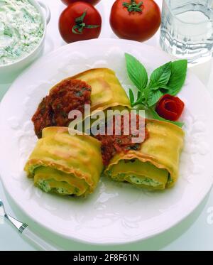 Lasagne gerollt mit Tomatensauce Stockfoto