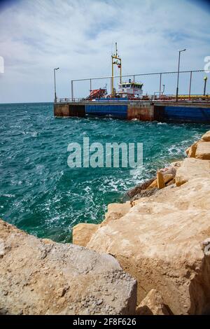 Aktau, Kasachstan - Mai 19 2012: LPG-Tankschiff 'Anbutane' für den Transport von Flüssiggas. Kaspisches Meer, Ladeterminal. Stockfoto