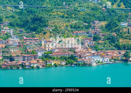 Luftaufnahme von Sulzano vom Monte Isola in Italien Stockfoto