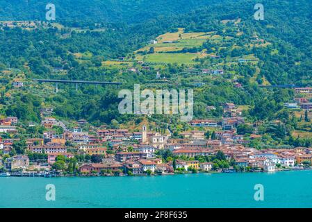 Luftaufnahme von Sulzano vom Monte Isola in Italien Stockfoto