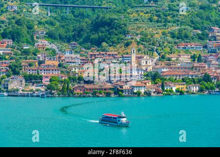 Luftaufnahme von Sulzano vom Monte Isola in Italien Stockfoto