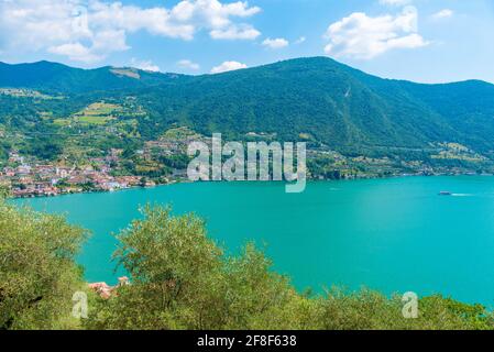 Luftaufnahme von Sulzano vom Monte Isola in Italien Stockfoto
