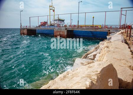 Aktau, Kasachstan - Mai 19 2012: Kaspisches Meer, Gas-Ladeterminal. LPG-Tankschiff „Anbutane“ für den Transport von Flüssiggas am Pier. Stockfoto