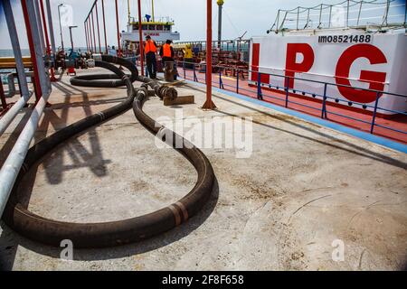 Aktau, Kasachstan- ay 19 2012:LPG-Tankschiff 'Anbutane' für Flüssiggastransport.Kaspisches Meer, Gas-Verladeterminal.Flexible Gasleitung am Pier. Stockfoto