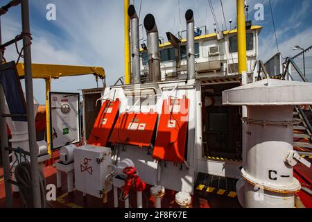 Aktau, Kasachstan: LPG-Tankschiff 'Anbutane' für Flüssiggas-Transport. Rückseite der Kabine. Nahaufnahme des Fotos. Gas-Ladeterminal, Kaspisches Meer. Stockfoto