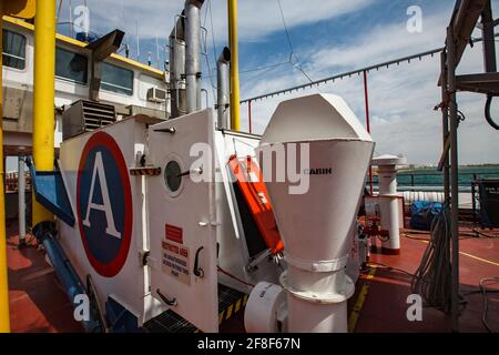 Aktau, Kasachstan: Gasladestelle, Kaspisches Meer. LPG-Tankschiff „Anbutane“ für den Transport von Flüssiggas. Nahaufnahme. Stockfoto