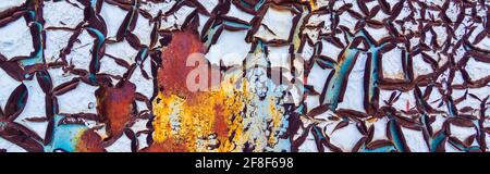 Abstrakter Hintergrund von strukturierten blauen rissigen Wand. Stockfoto
