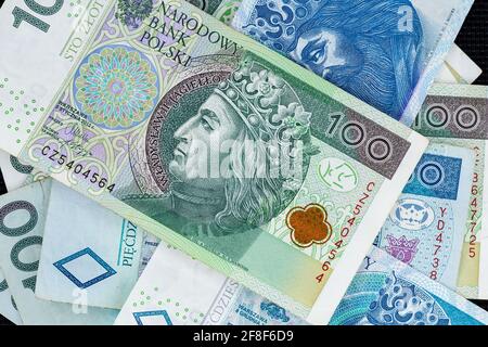 Polnische Banknoten von 100 PLN und 50 PLN randmply zusammengestellt. Foto aufgenommen unter weichem Kunstlicht Stockfoto