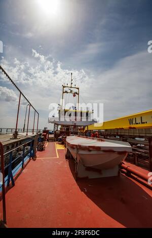 Aktau, Kasachstan: LPG-Tankschiff 'Anbutane' für den Transport von Flüssiggas. Notfall Boot und Kran Jib. Kaspisches Meer, Gas-Ladeterminal. Stockfoto