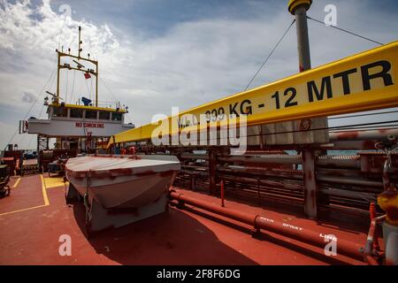 Aktau, Kasachstan: LPG-Tankschiff 'Anbutane' für den Transport von Flüssiggas. Notboot und Jib. Kaspisches Meer, Gas-Ladeterminal. Stockfoto