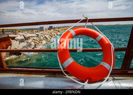 Aktau, Kasachstan: Rettungsring auf Balustrade. Kaspisches Meer, LPG-Gas-Ladeterminal. Stockfoto