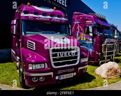 vorchdorf, österreich, 02. juli 2016, iveco Strator und volvo fh von lettner trans bei einer LKW-Veranstaltung Stockfoto