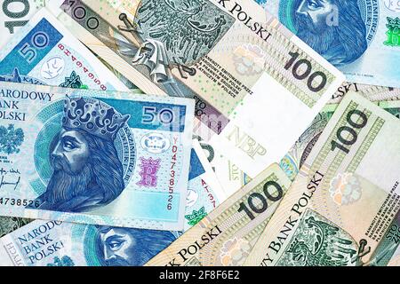 Polnische Banknoten von 100 PLN und 50 PLN randmply zusammengestellt. Foto aufgenommen unter weichem Kunstlicht Stockfoto