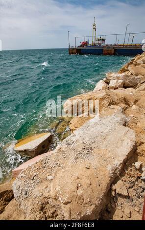 Aktau, Kasachstan - Mai 19 2012: LPG-Tankschiff 'Anbutane' für den Transport von Flüssiggas an der Pier. Kaspisches Meer, Gas- und Ölladeterminal. Stockfoto