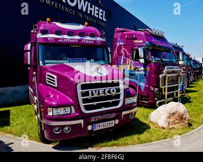 vorchdorf, österreich, 02. juli 2016, iveco Strator und volvo fh von lettner trans bei einer LKW-Veranstaltung Stockfoto