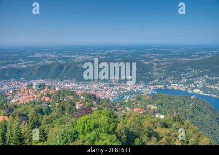 Luftaufnahme des Dorfes Brunate in der Nähe des Comer Sees in Italien Stockfoto
