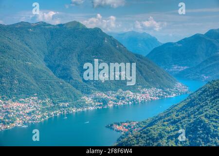 Luftaufnahme des Comer Sees vom Volta Leuchtturm in Italien Stockfoto