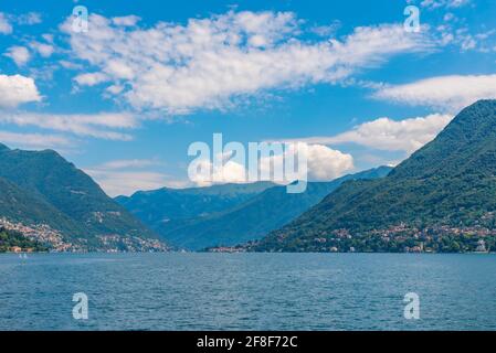 Comer See von einer Fähre aus gesehen, Italien Stockfoto