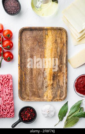 Fleisch Lasagne Zutaten, auf weißem Stein Hintergrund, Draufsicht, flach legen, mit Platz für Text kopieren Stockfoto