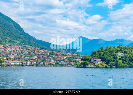 Sala Comacina von einer Fähre aus gesehen, Italien Stockfoto