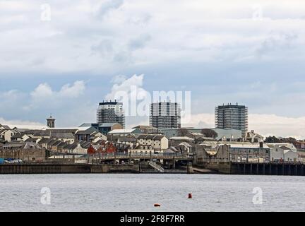 Ein erster Blick auf die Einsiedlung von drei Turmblöcken in Devonport, als das Gerüst entfernt wird. Tamar, Tavy und Lynher Wohnungen in Devonport haben Biene Stockfoto