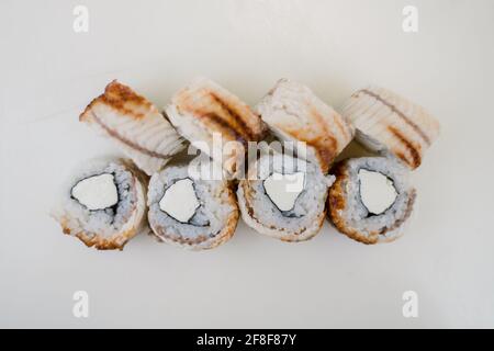 Eine japanische Rolle mit Aal und Frischkäse und Reis Stockfoto
