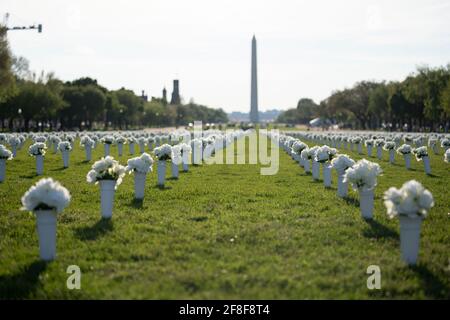 Washington, USA. April 2021. Das am 13. April 2021 aufgenommene Foto zeigt 40,000 weiße Seidenblumen, die in der National Mall installiert wurden, um die fast 40,000 Amerikaner zu ehren, die jedes Jahr durch Waffengewalt in Washington, DC, den Vereinigten Staaten, sterben. Quelle: Liu Jie/Xinhua/Alamy Live News Stockfoto