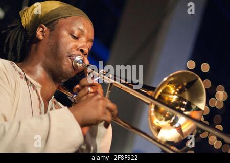 Der britische Jazz-Posaunist Dennis Rollins tritt am 9. Dezember 2011 im Jazz Cafe, London, Großbritannien, auf. Stockfoto