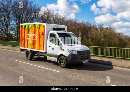 Sainsburys Supermarkt Online-Store Lieferung; Mercedes-Benz Sprinter 314 CDI Auto Fahrzeug Kühlwagen Anhänger, gekühlte Lebensmittel Transport van in Chorley, Großbritannien Stockfoto