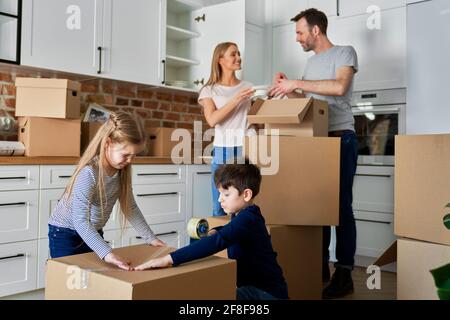 Familie Pappkartons für den Umzug Stockfoto