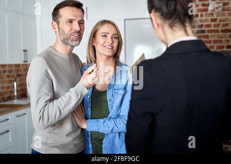 Paar im Gespräch mit einem Immobilienmakler Stockfoto