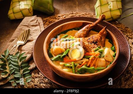 Ketupat Lebaran. Festgericht während der Eid-Ferien in Indonesien Stockfoto