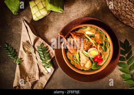 Ketupat Lebaran. Festgericht während der Eid-Ferien in Indonesien Stockfoto