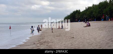 Tourist am schönen Strand in Kuta, Bali, Indonesien. Stockfoto
