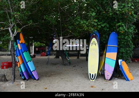 Surfbretter zur Miete am Strand von Kuta in Bali, Indonesien. Stockfoto