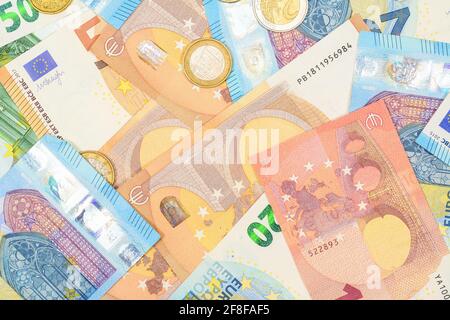 Euro-Banknoten und -Münzen von unterschiedlichem Wert. Verschiedene Euro-Währung Geld für Hintergrund und Textur. Lettland Cash close-up Draufsicht 1. Stockfoto
