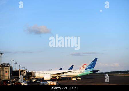 Flugzeuge auf dem internationalen Flughafen Ngurah Rai in Bali, Indonesien. Stockfoto