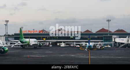 Flugzeuge auf dem internationalen Flughafen Ngurah Rai in Bali, Indonesien. Stockfoto