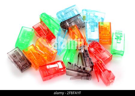 Anschlüsse rj-45. Einige transparente RJ45-Steckverbinder in verschiedenen Farben für Netzwerk und Internet. Nahaufnahme-Makro. Stockfoto