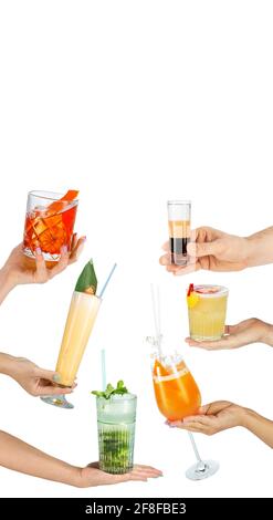 Männliche und weibliche Hände halten Cocktails auf weißem Hintergrund. ? ocktails in den Händen: Negroni, b52, Whiskey Sour, Singapur, tropischer Mojito, Pina Colada Stockfoto