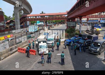 Dhaka, Bangladesch. April 2021. Polizeibeamte inspizieren Fahrzeuge an einem Kontrollpunkt in Framgate. An verschiedenen Orten in der Hauptstadt werden Polizeikontrollpunkte eingerichtet, um die unnötige Bewegung während der von der Regierung bis April 25 verhängten Sperre als vorbeugende Maßnahme gegen die COVID-19-Pandemie zu stoppen. Kredit: SOPA Images Limited/Alamy Live Nachrichten Stockfoto